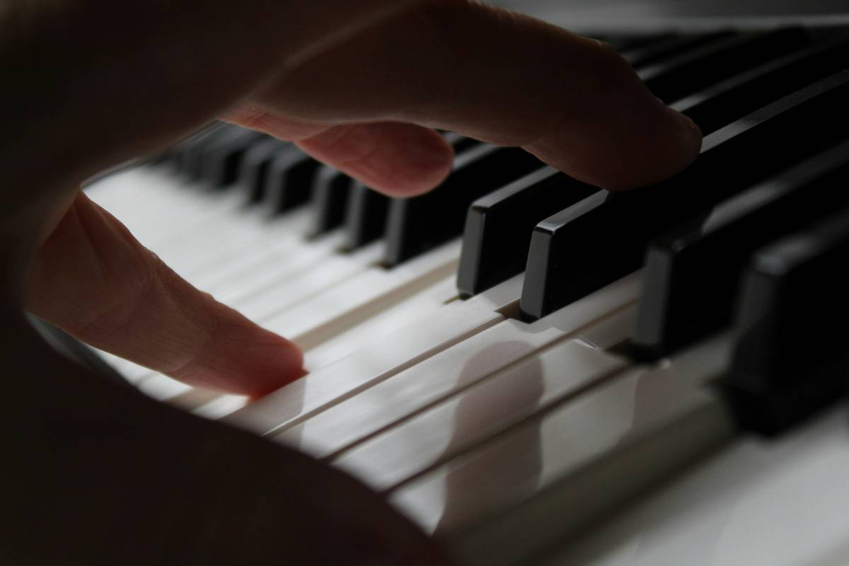 suzuki method piano lesson beginner what - parent and child practicing together at home